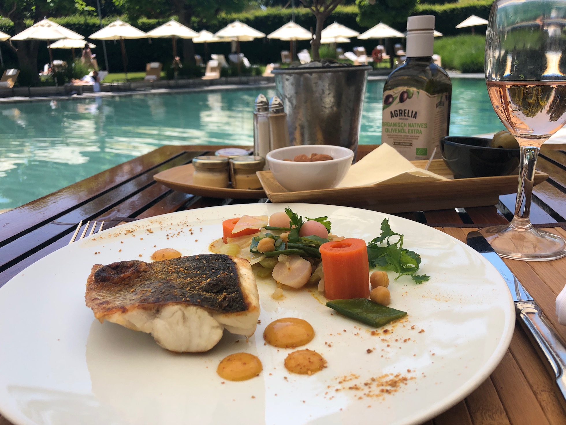Gegrillter Fisch mit Tangine im Poolside Restaurant des Hotels Intercontinental